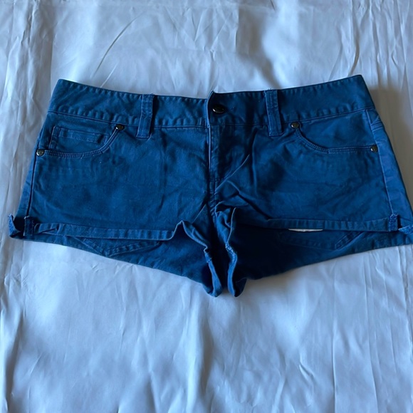 Women’s size 8 blue Under Armour semi fitted shorts - Picture 1 of 9